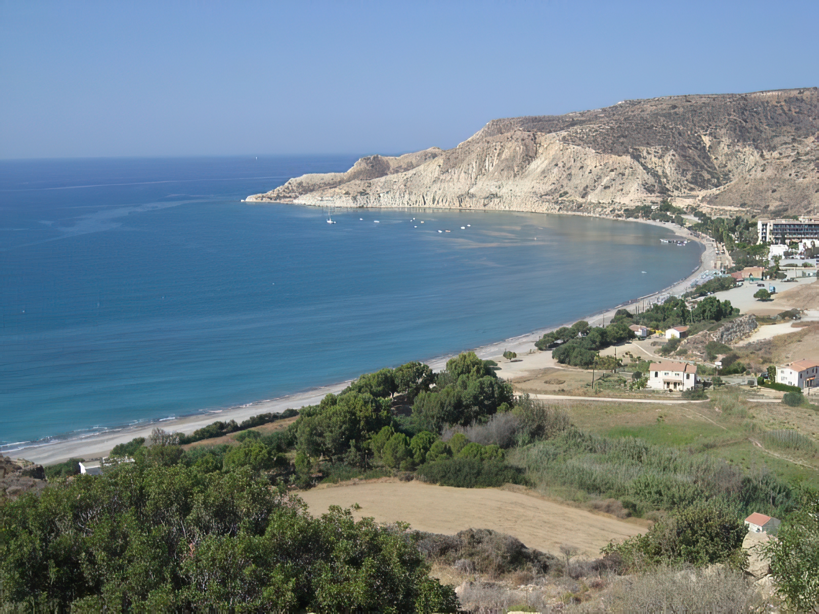 Blick vom Hügel auf Strand und Pissouri Beach